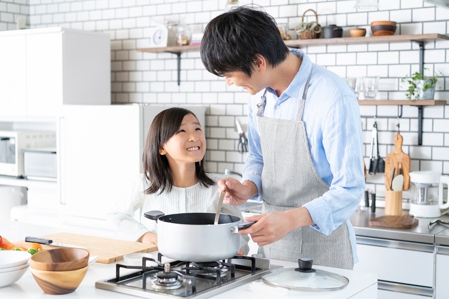小学生は簡単な料理にチャレンジ