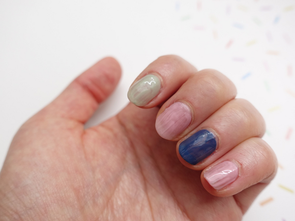 【100均ダイソー】春らしいパステルカラーの「はがせるネイル」を発見！　使い心地やコツをご紹介します。