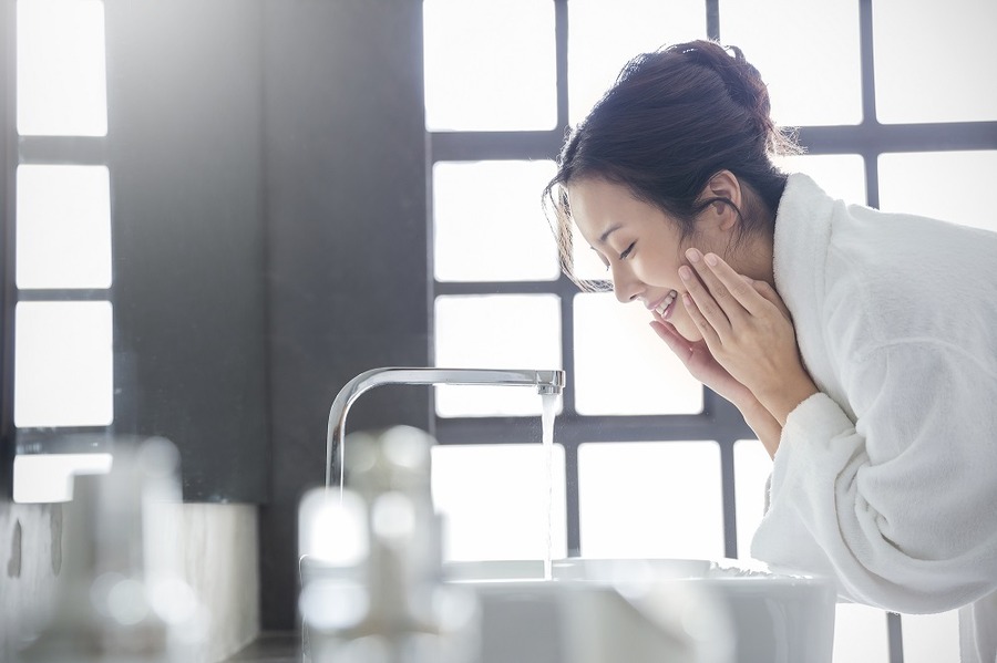 顔をお湯で洗わない