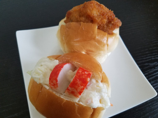ロールパンのファミチキサンド