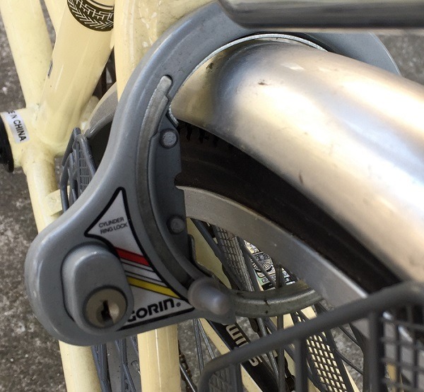 後輪サドル下についている馬蹄式のカギ