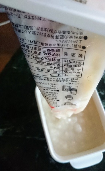 甘酒を絞り出しています