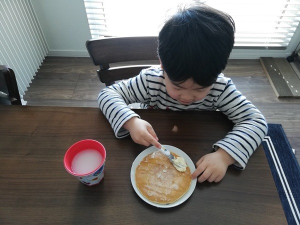 息子、カルディのパンケーキを食べる