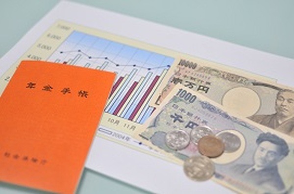 公的年金の受給額は実質目減り…　受取額を増やす対策とは