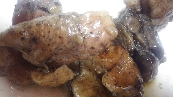 鶏肉には黒い小さな炭がたくさんついています