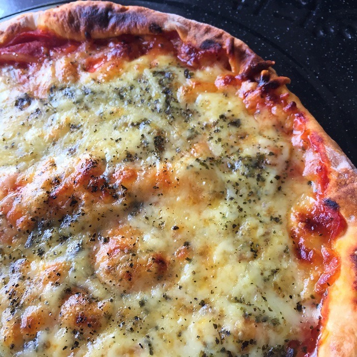 マルゲリータは別添えバジルソース付き