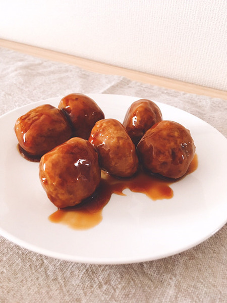 甘辛いタレがたっぷり絡んだ肉団子
