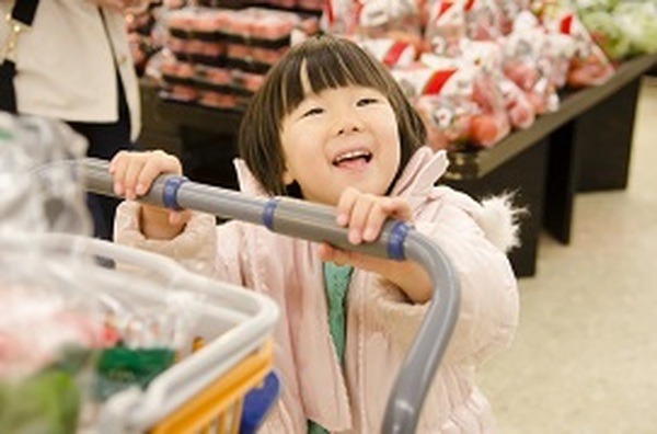 節約するなら子連れでスーパーに行くな？　子供と買い物に行くメリット