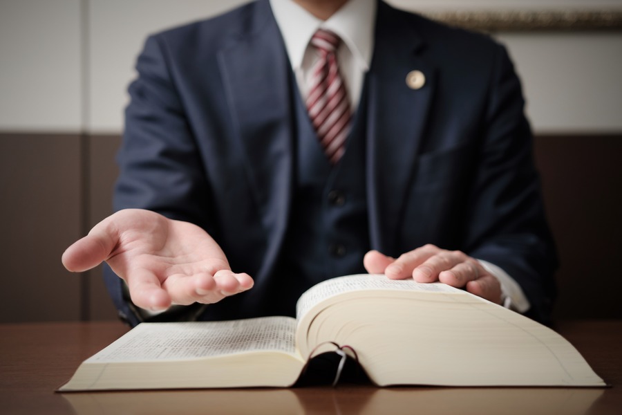 救いの手を差し伸べる弁護士の手元