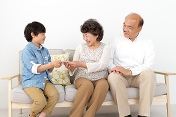 孫の喜ぶ顔は見たいけど…　孫へのお金についての提案3つ