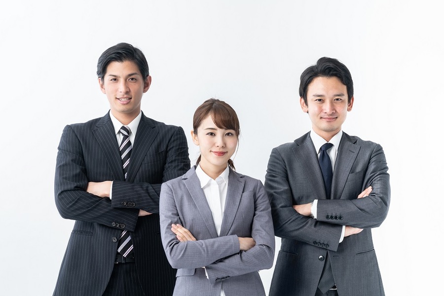 腕を組んだ男女