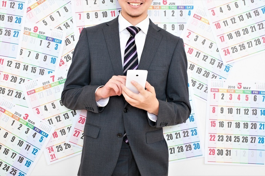 スマートフォンを操作する多忙なビジネスマン