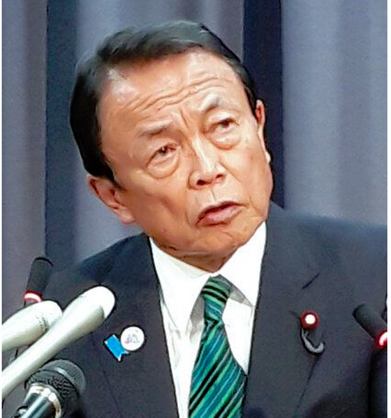 閣議後の記者会見で質問に答える麻生太郎財務相兼金融担当相
