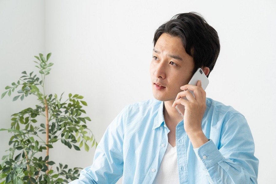 電話する男性