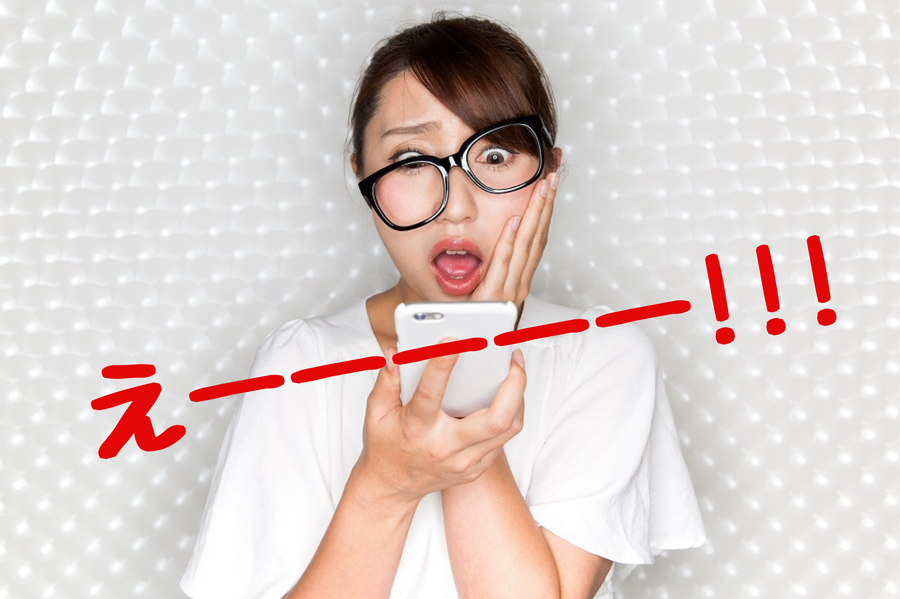 スマホ決済をする女性
