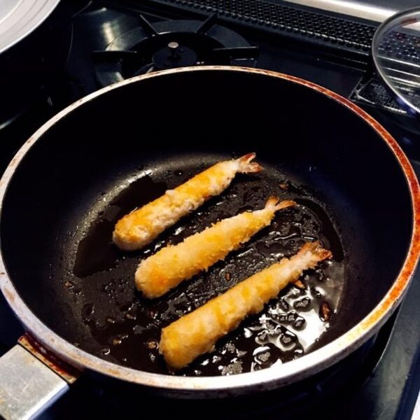 フライパンで揚げ焼きにする