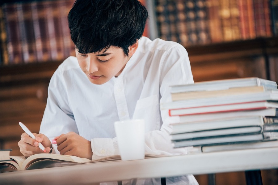 勉強する大学生