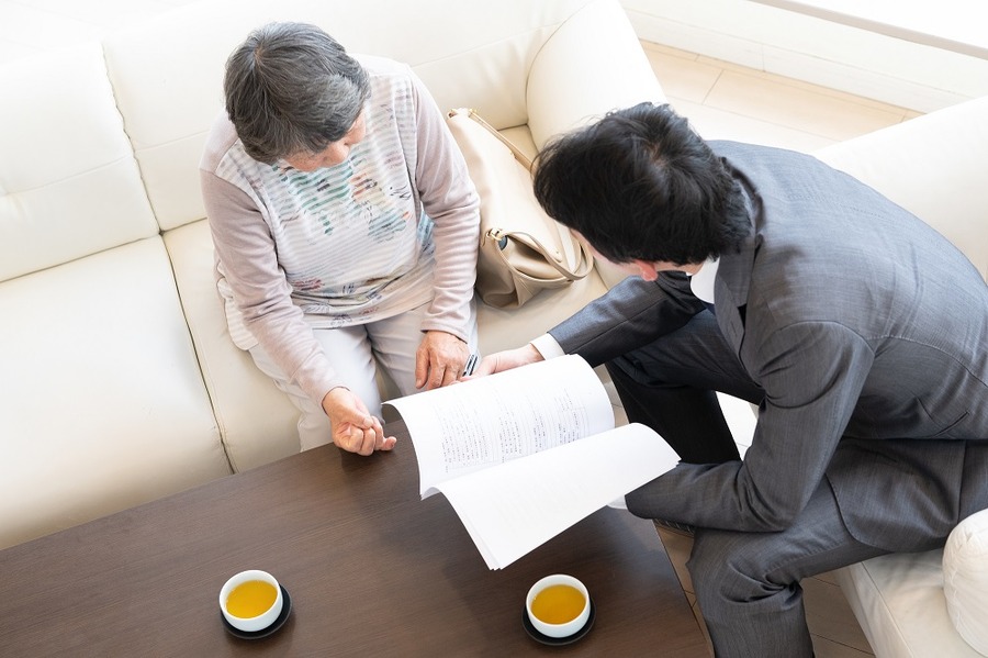 保険の説明をする場面