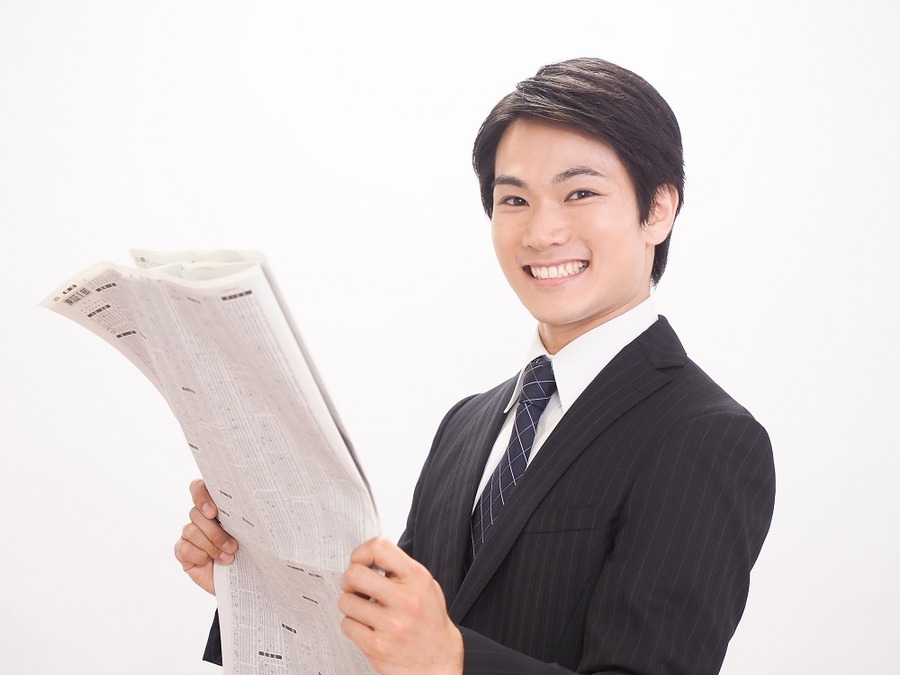 新聞を読む男性