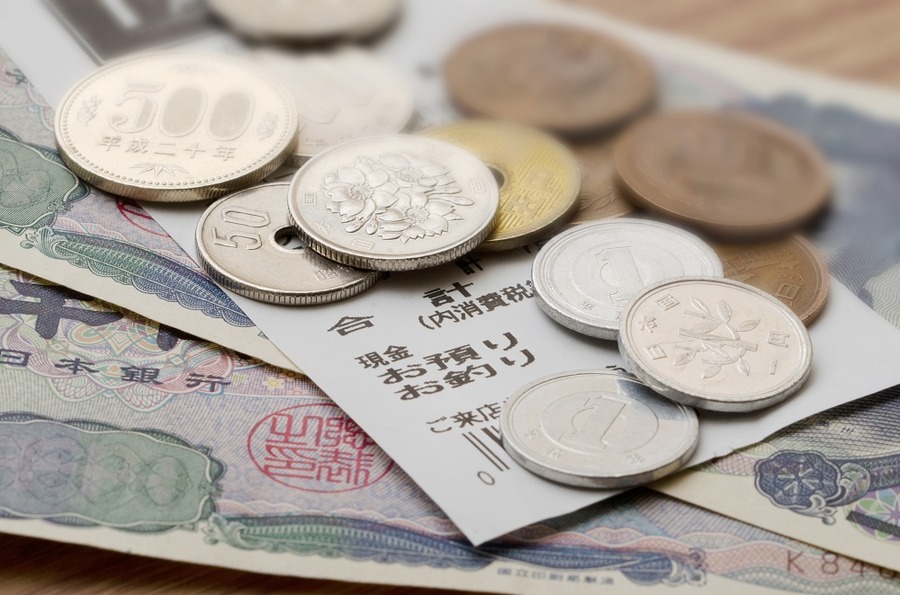 色付きの袋に買い物のお釣りを貯めていく