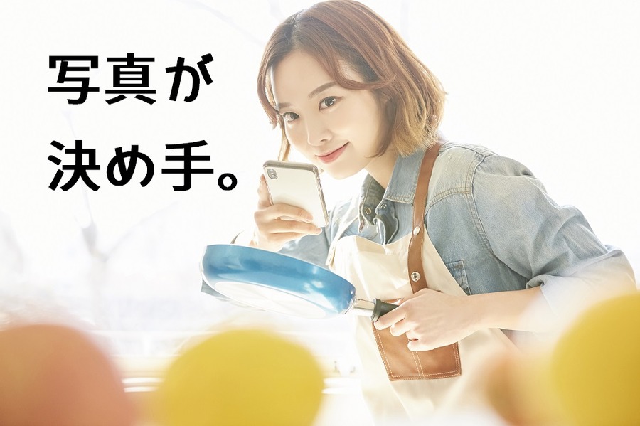 写真をとる女性