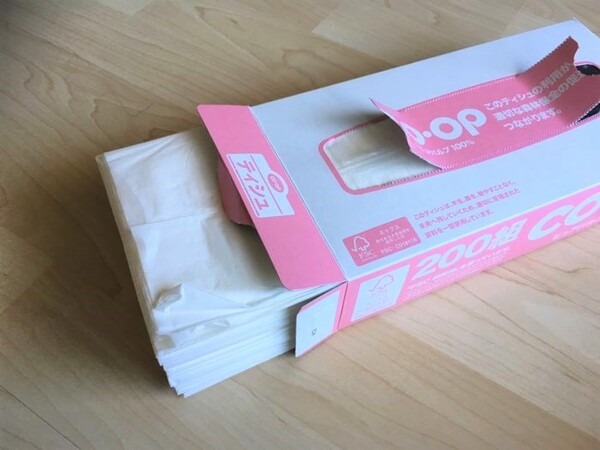 左右どちらか一方を開けて、ティッシュをすべて取り出します