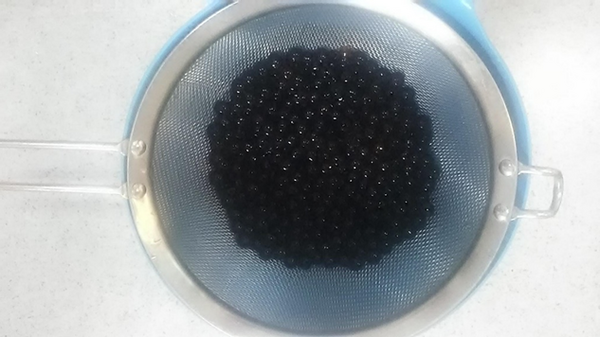 タピオカをざるに空けて氷水に30秒程
