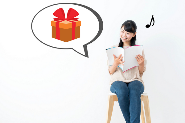 カタログギフトを選ぶ女性