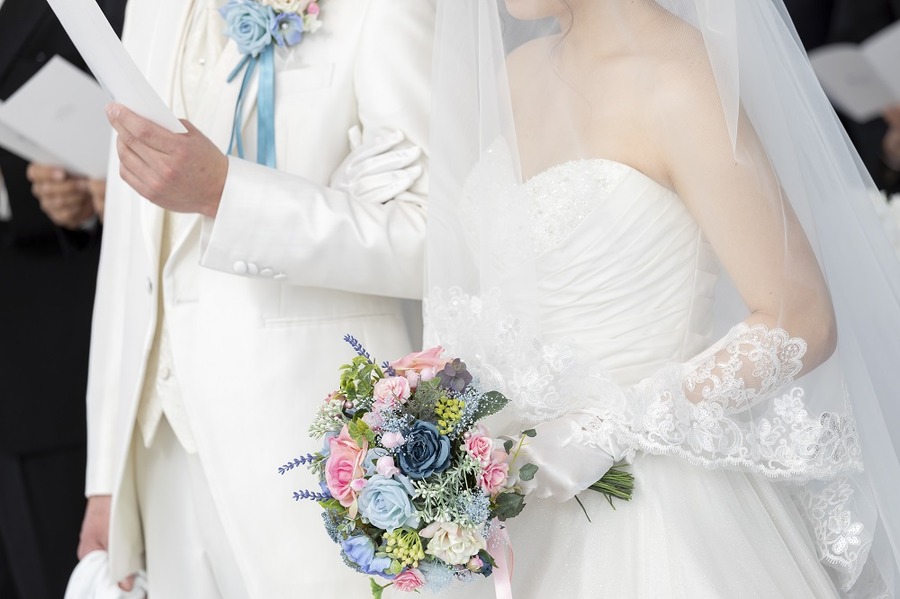 結婚式　腕を組む2人