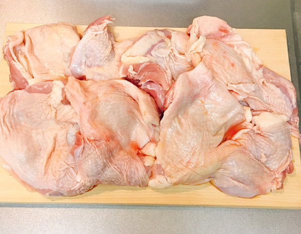 大きさには少し違いがありますが、鶏もも肉が全部で7枚