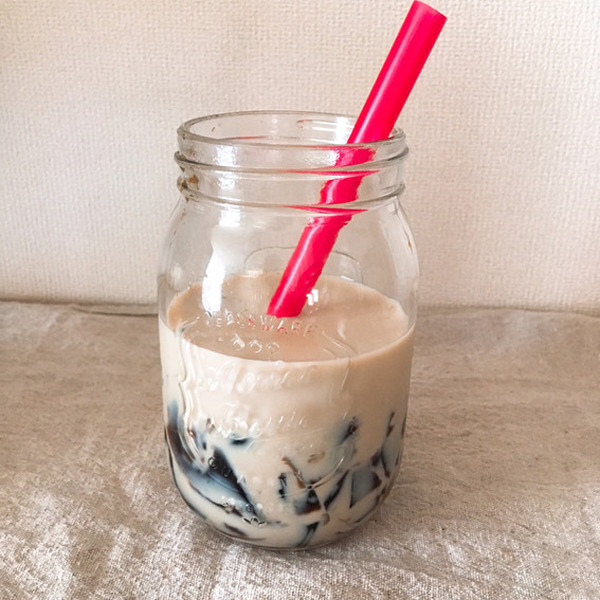 細かくしたコーヒーゼリーにミルクを足す