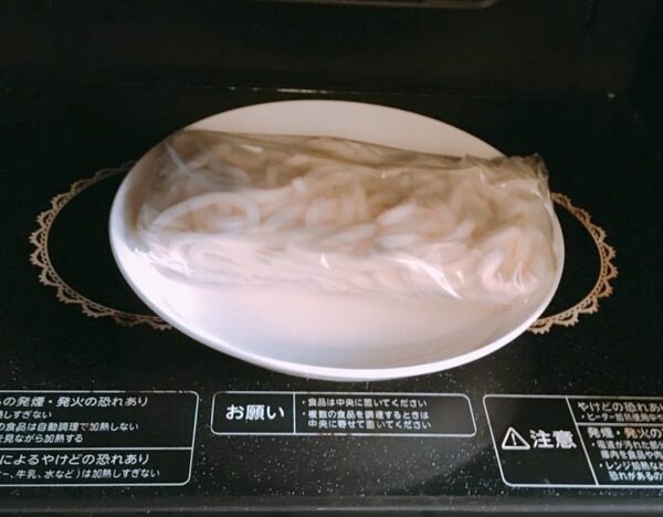 さっと水で濡らしてからラップで包みチン