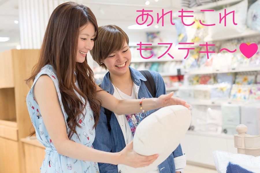 買い物を楽しむ二人