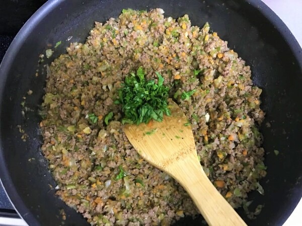 ひき肉を炒めている