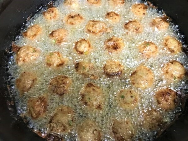 肉団子を揚げている