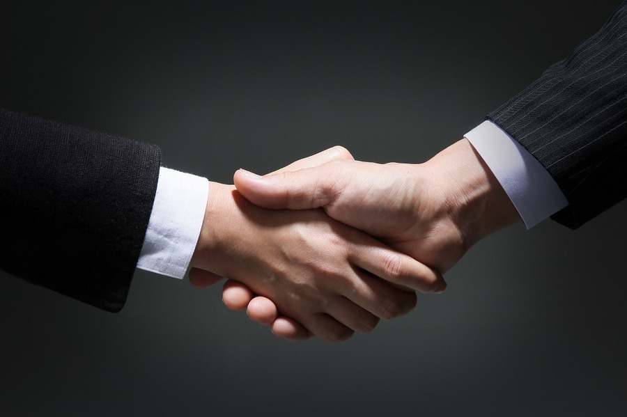握手する人