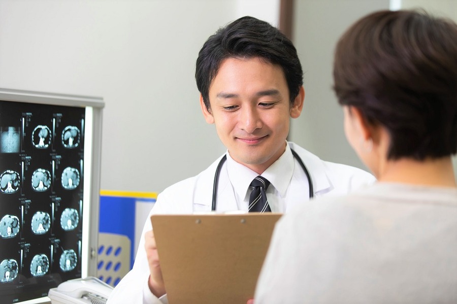 問診する医師
