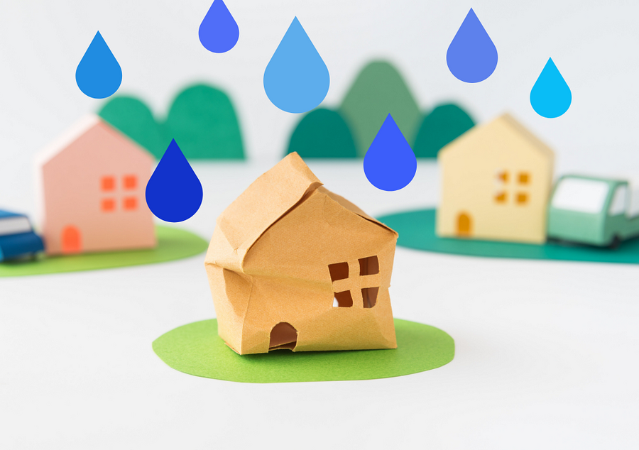 雨に打たれる家