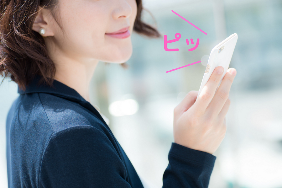 スマホを持つ女性