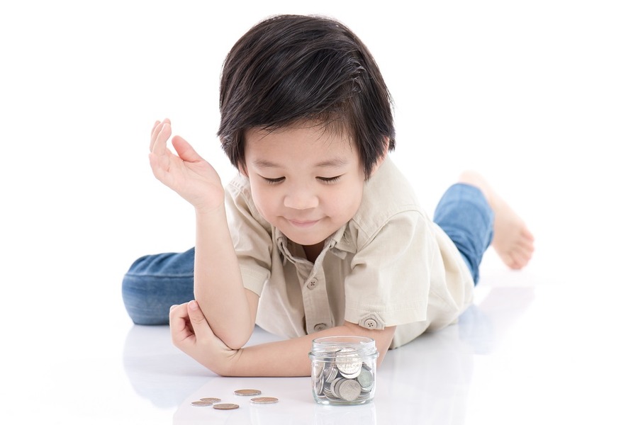 お金をためる子ども