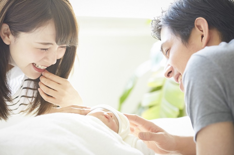 赤ちゃん誕生を喜ぶ夫婦