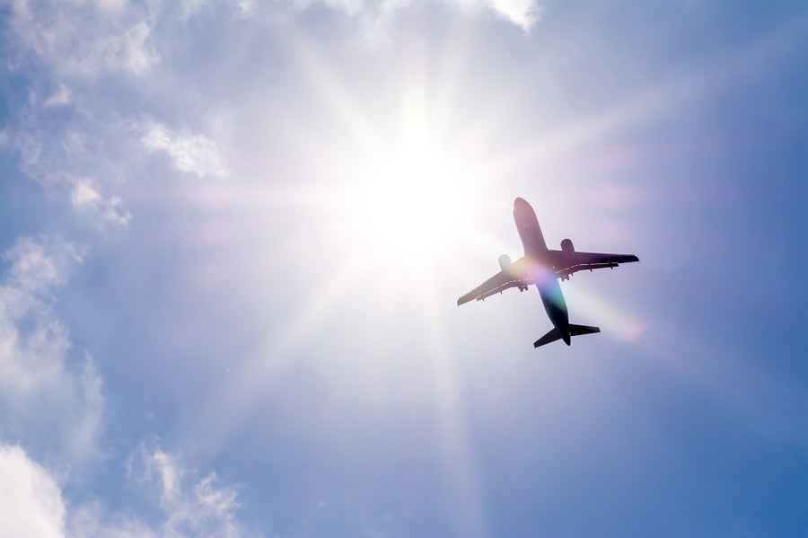 空を飛ぶ飛行機