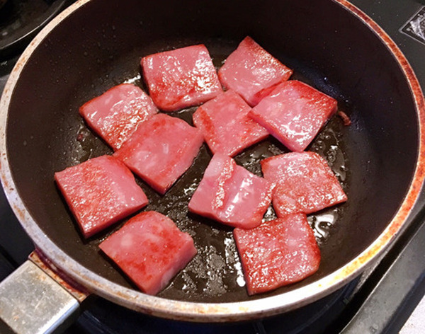 少しだけ油を敷いて、フライパンで焼きましょう
