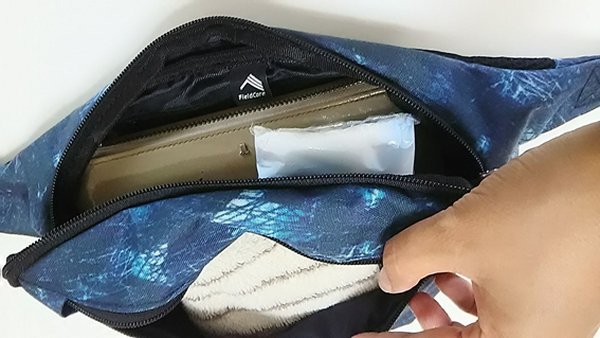 財布、携帯、ティッシュ、ハンカチ、鍵をきちんと収納