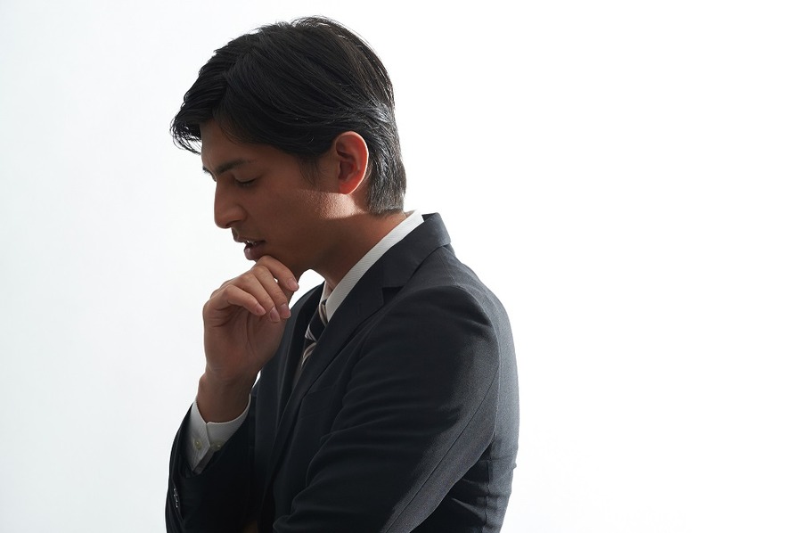 悩む男性