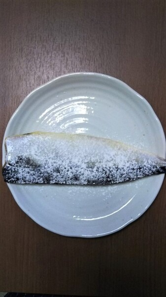 スクエアー　粉ふりボトルでふりかけたサバ