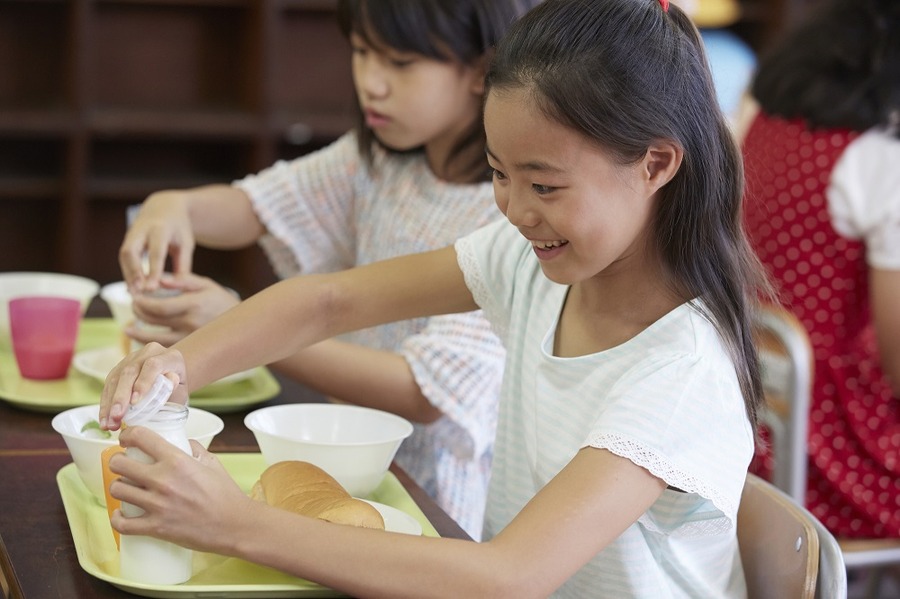 給食を食べる子