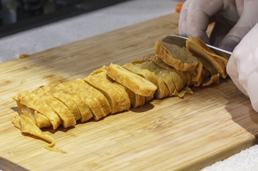 卵焼きを切る