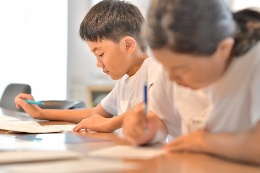 勉強する男の子