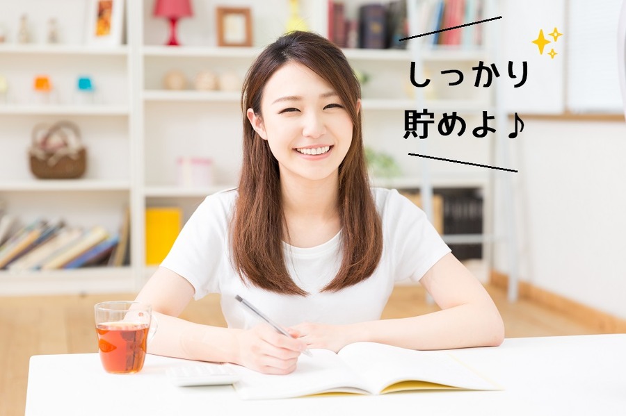 家計簿を書く女性